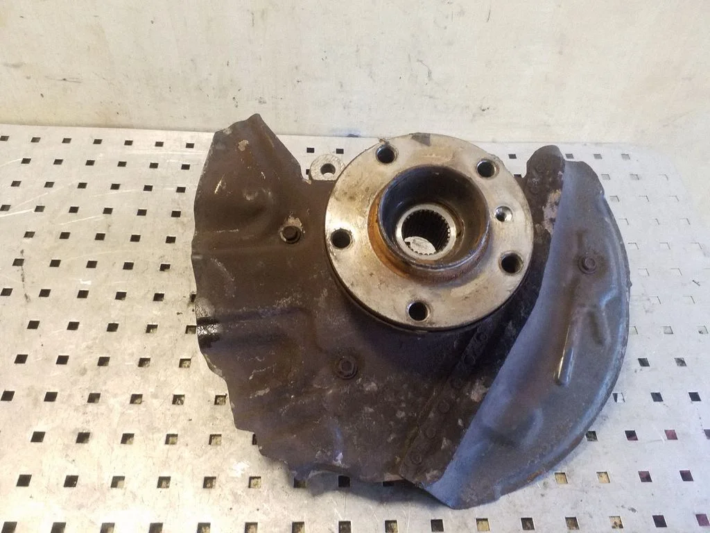 Front wheel hub – right