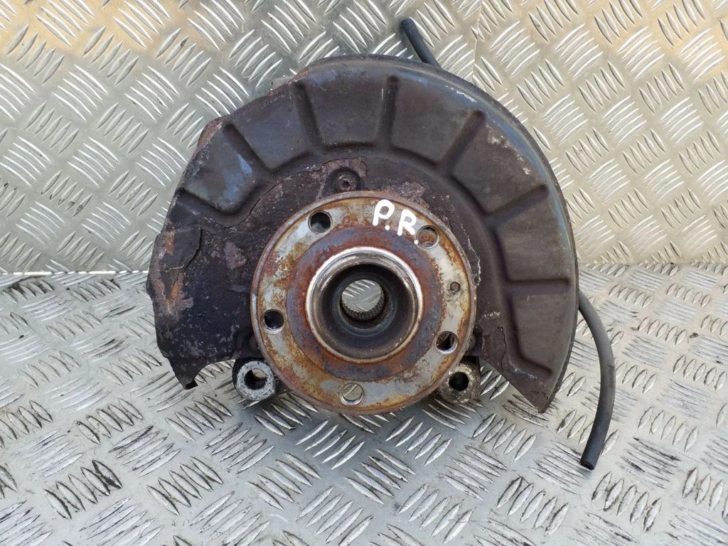 Front wheel hub – right