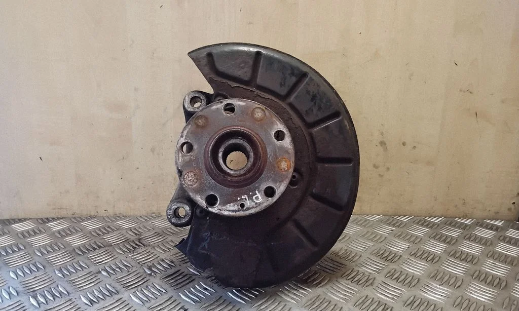 Front wheel hub – left