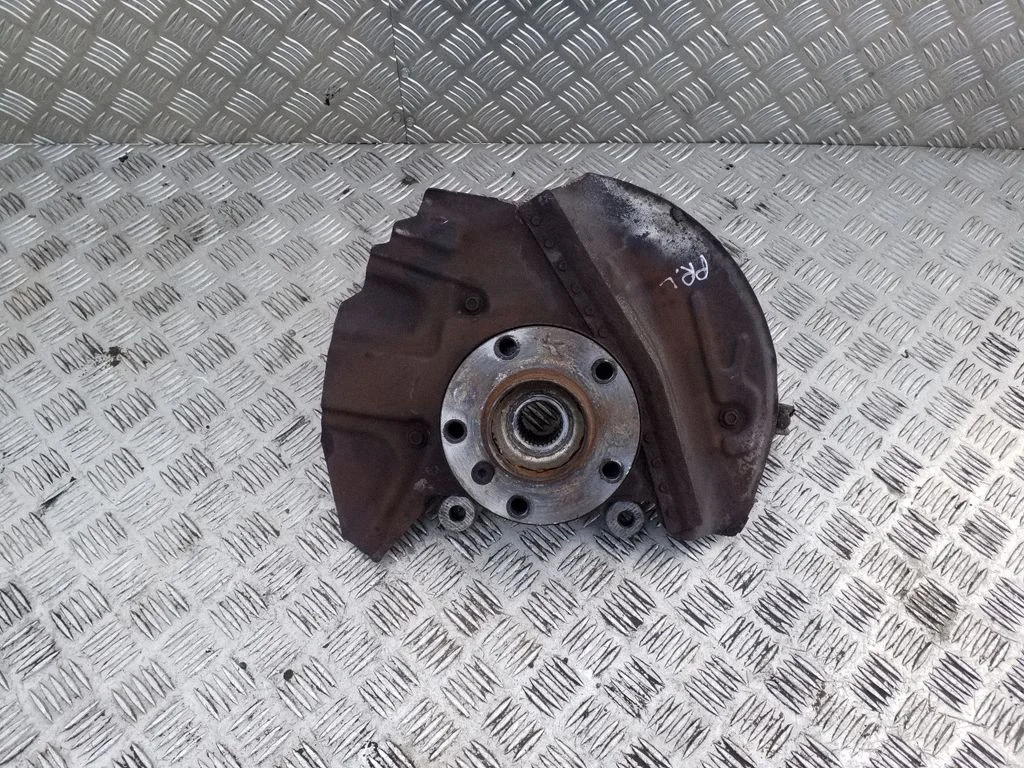 Front wheel hub – left