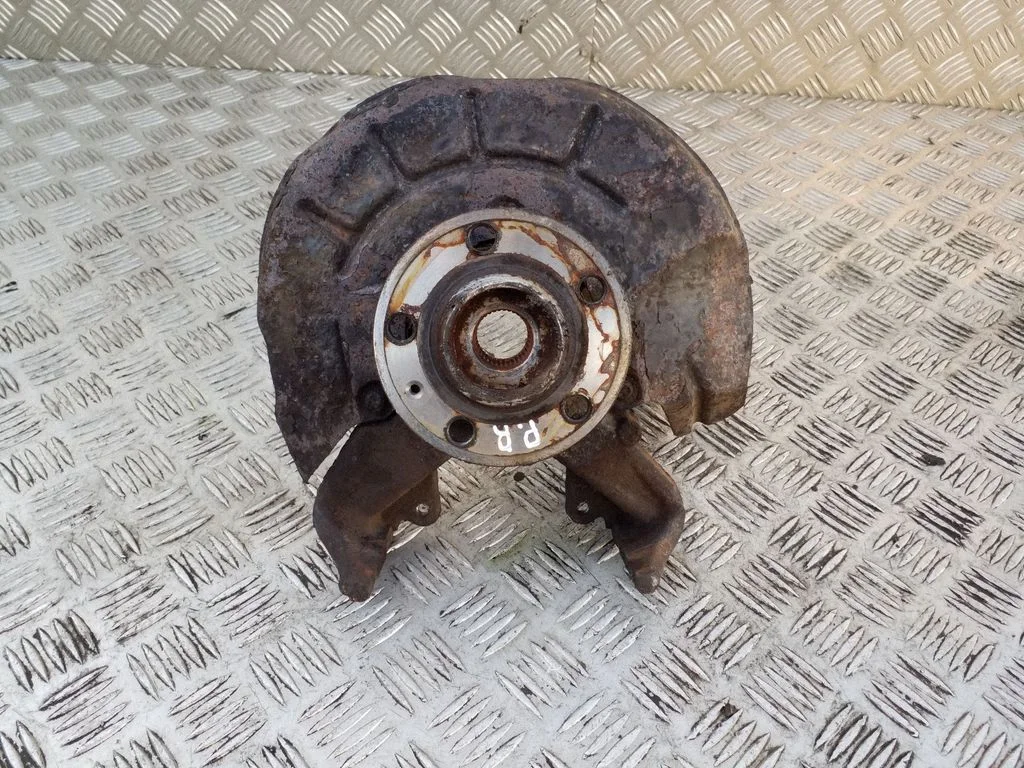 Front wheel hub – right