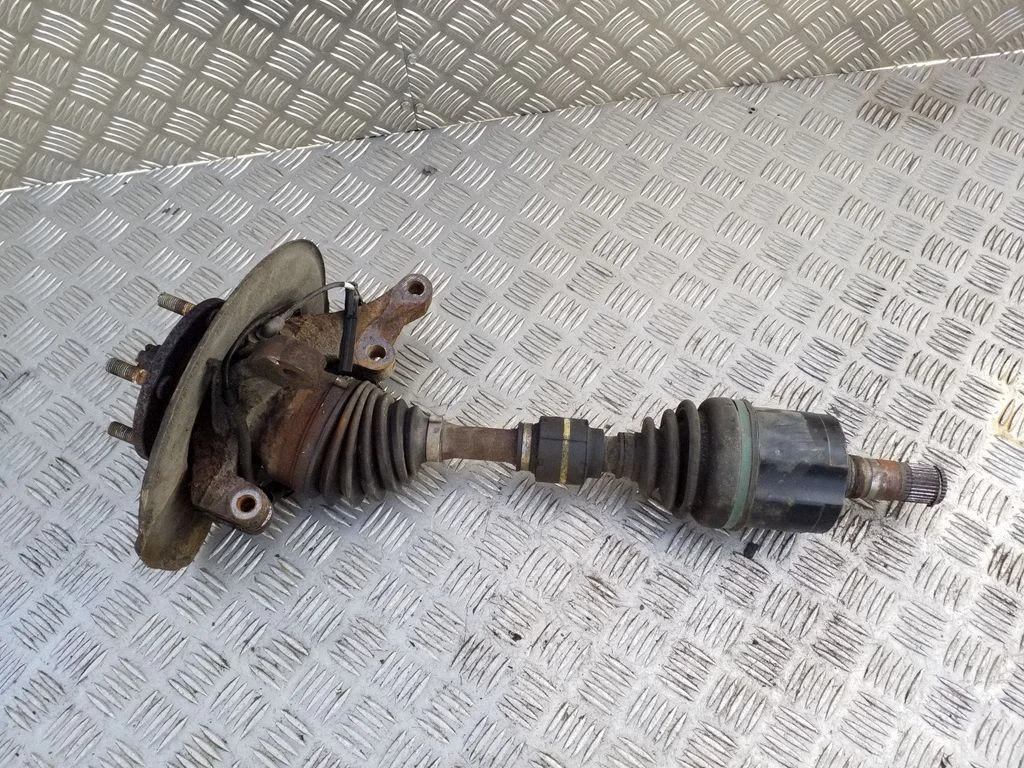 Front wheel hub – left
