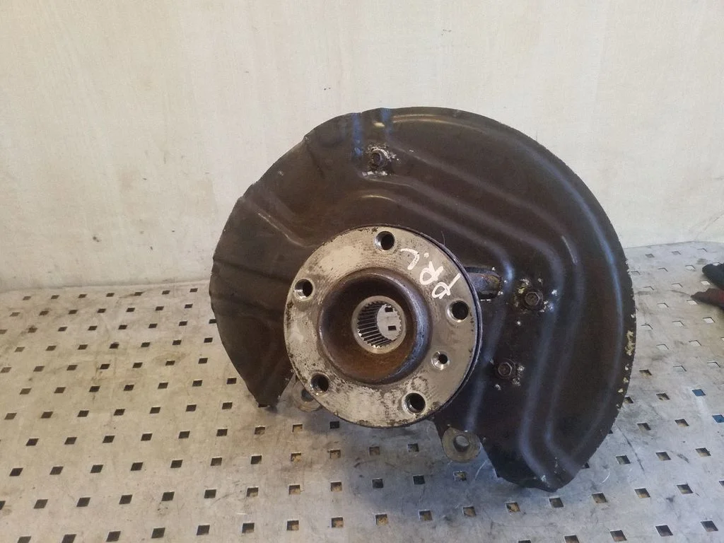 Front wheel hub – left