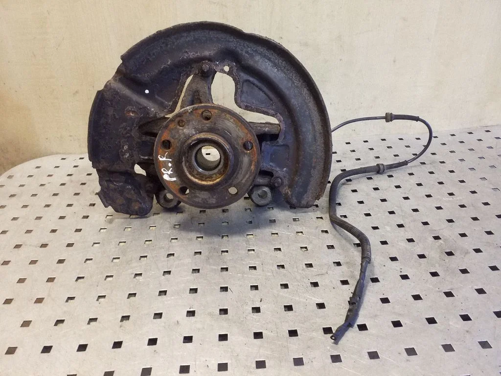 Front wheel hub – right