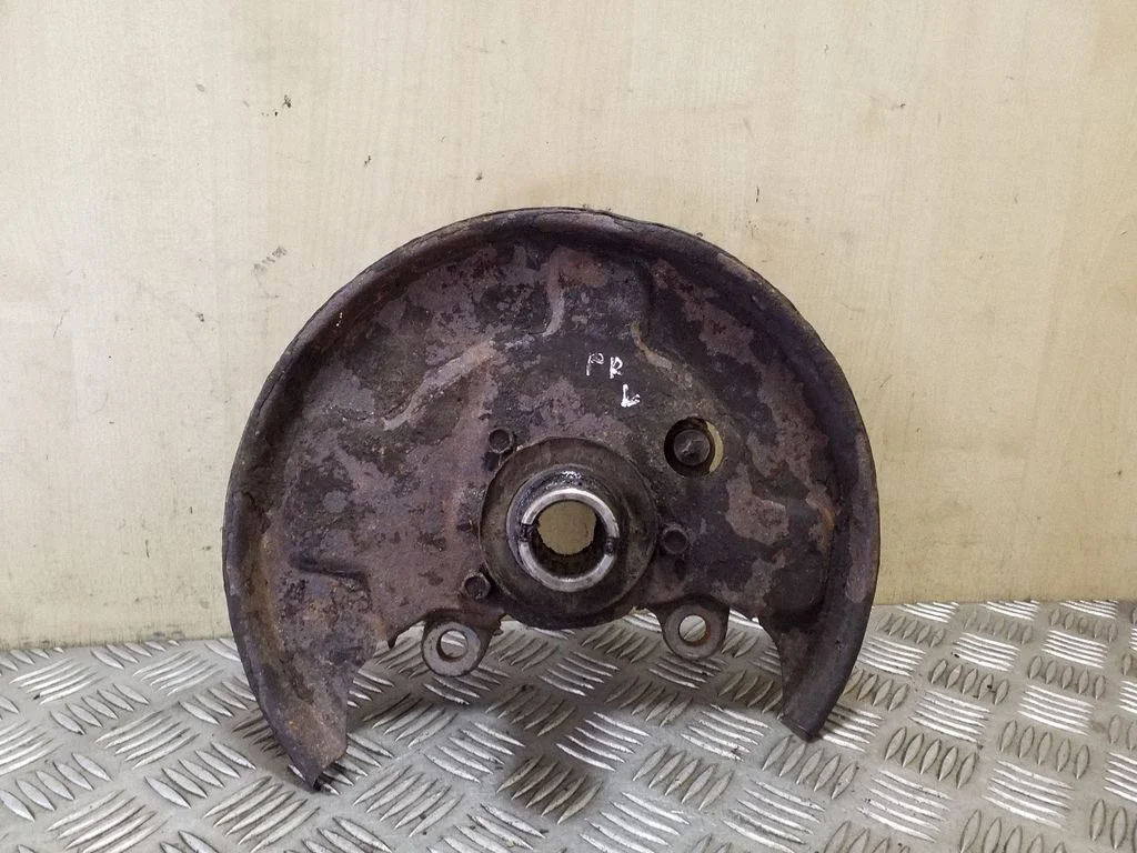 Front wheel hub – left