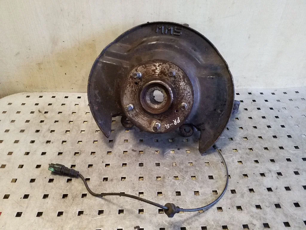 Front wheel hub – right
