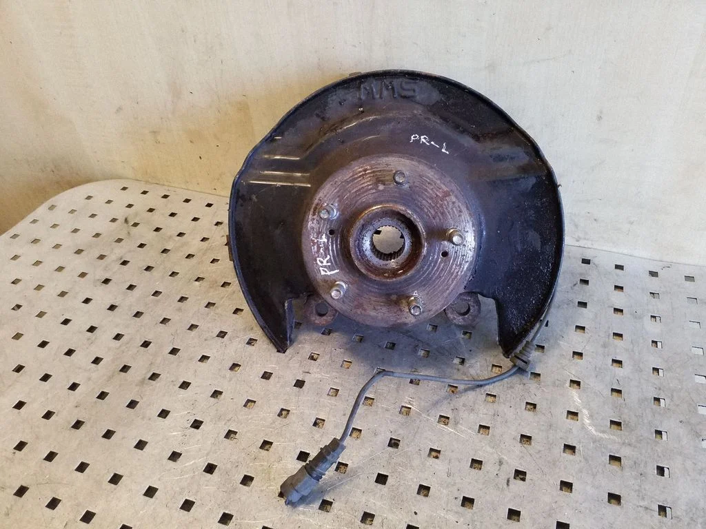 Front wheel hub – left