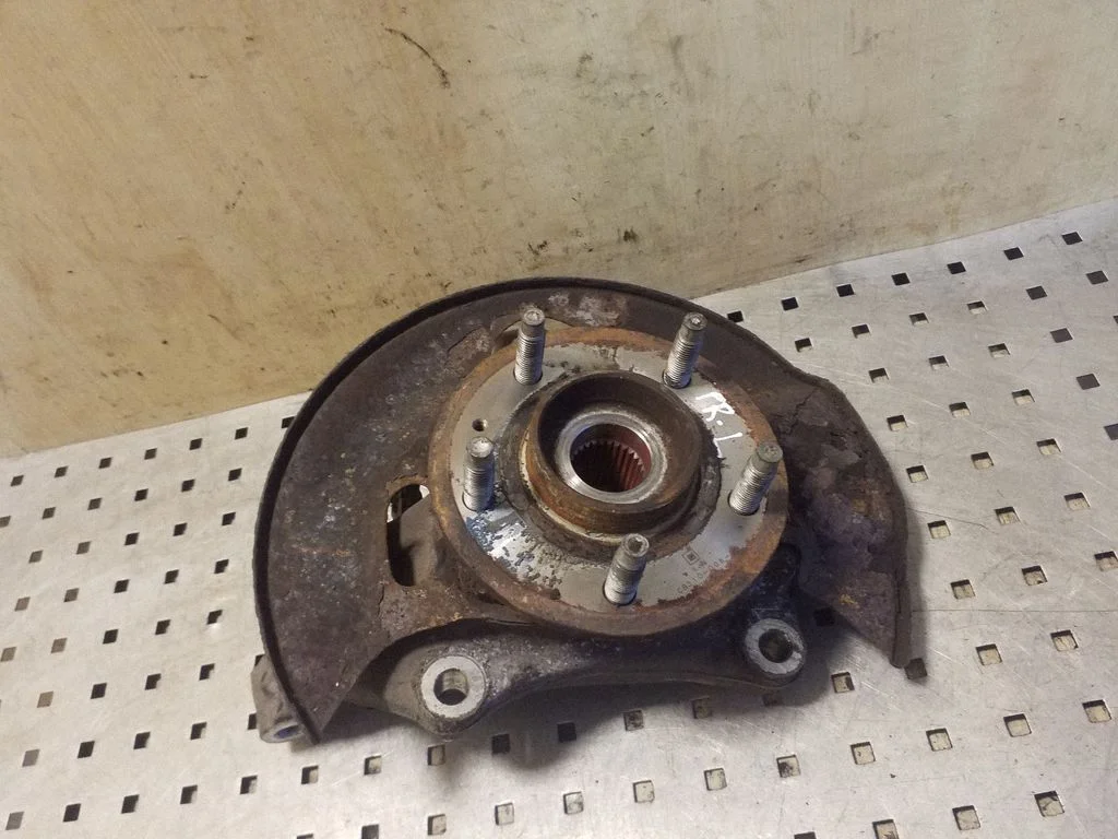 Front wheel hub – left