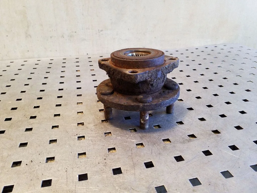 Front wheel hub – left