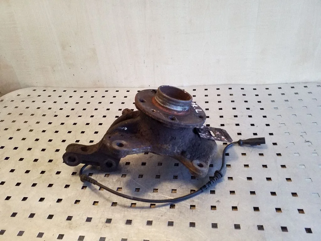 Front wheel hub – left