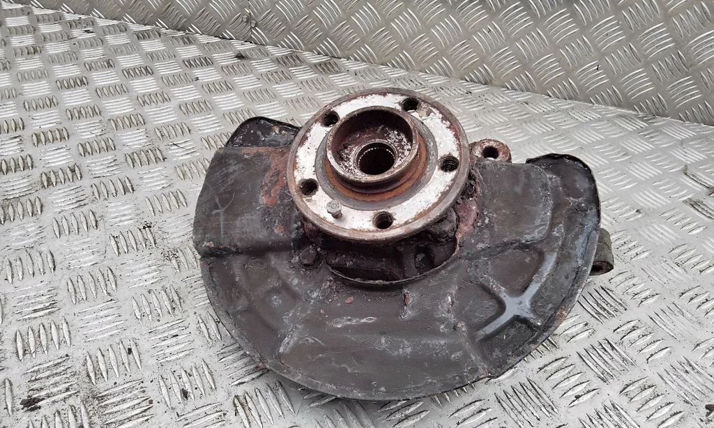 Front wheel hub – left