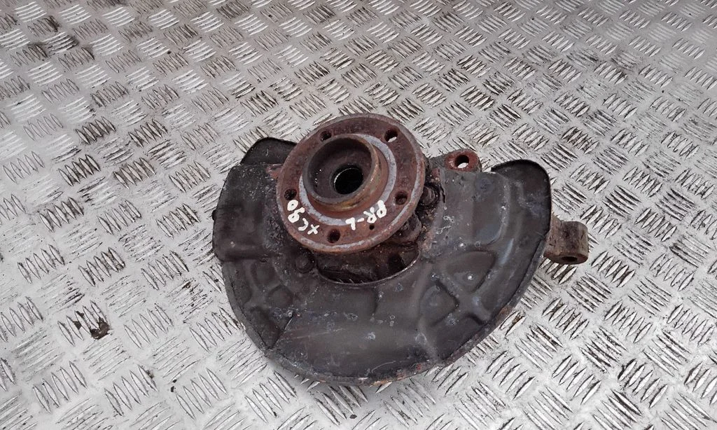 Front wheel hub – left