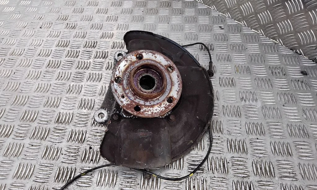 Front wheel hub – left