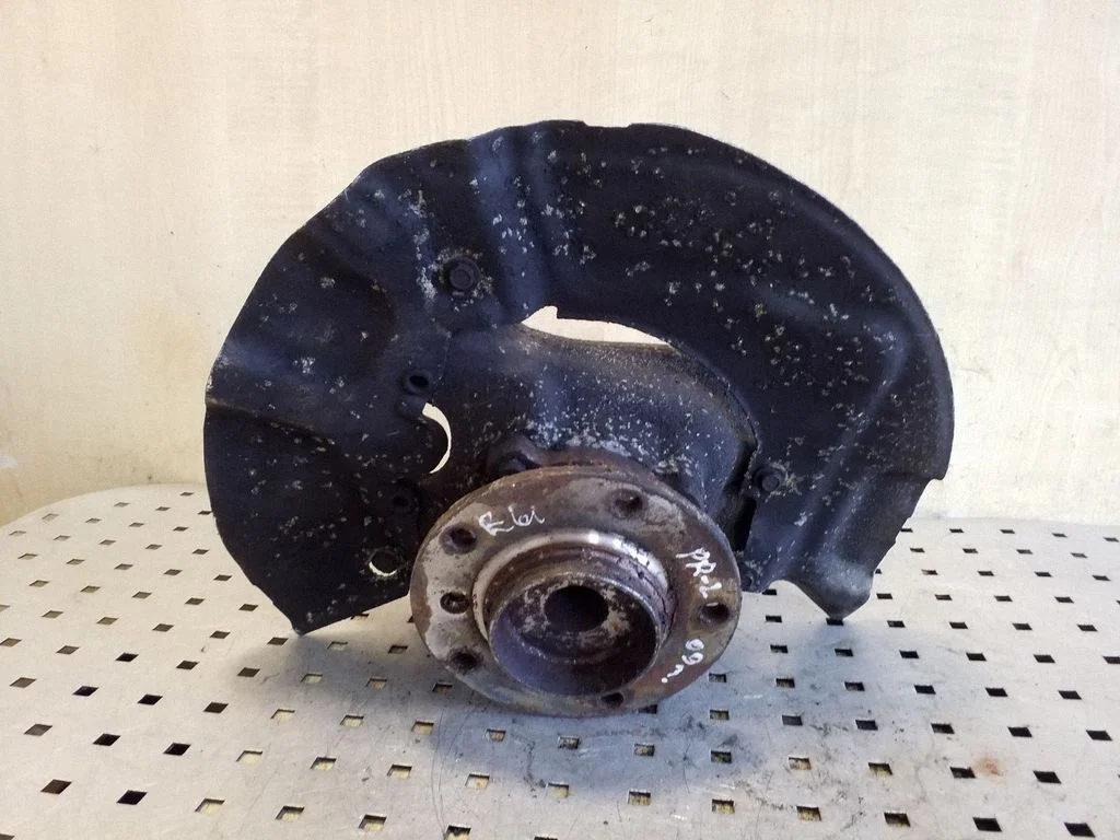 Front wheel hub – front left