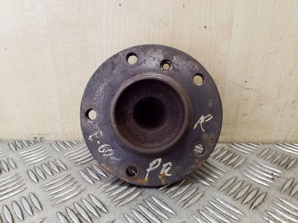 Front wheel hub – right