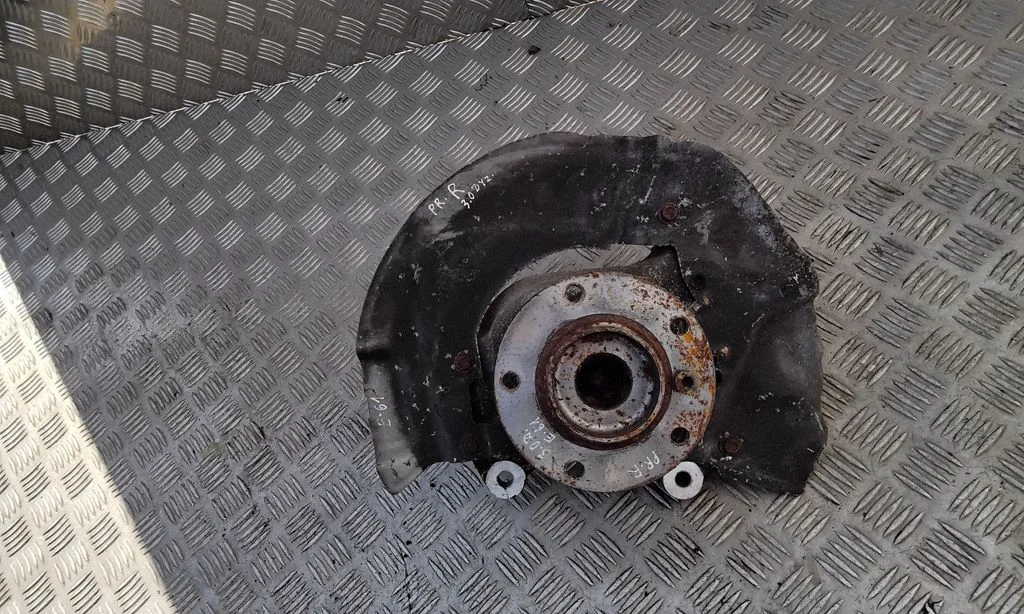 Front wheel hub – right