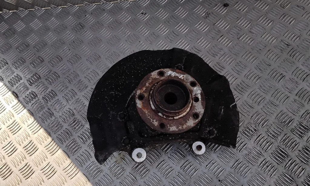 Front wheel hub – right