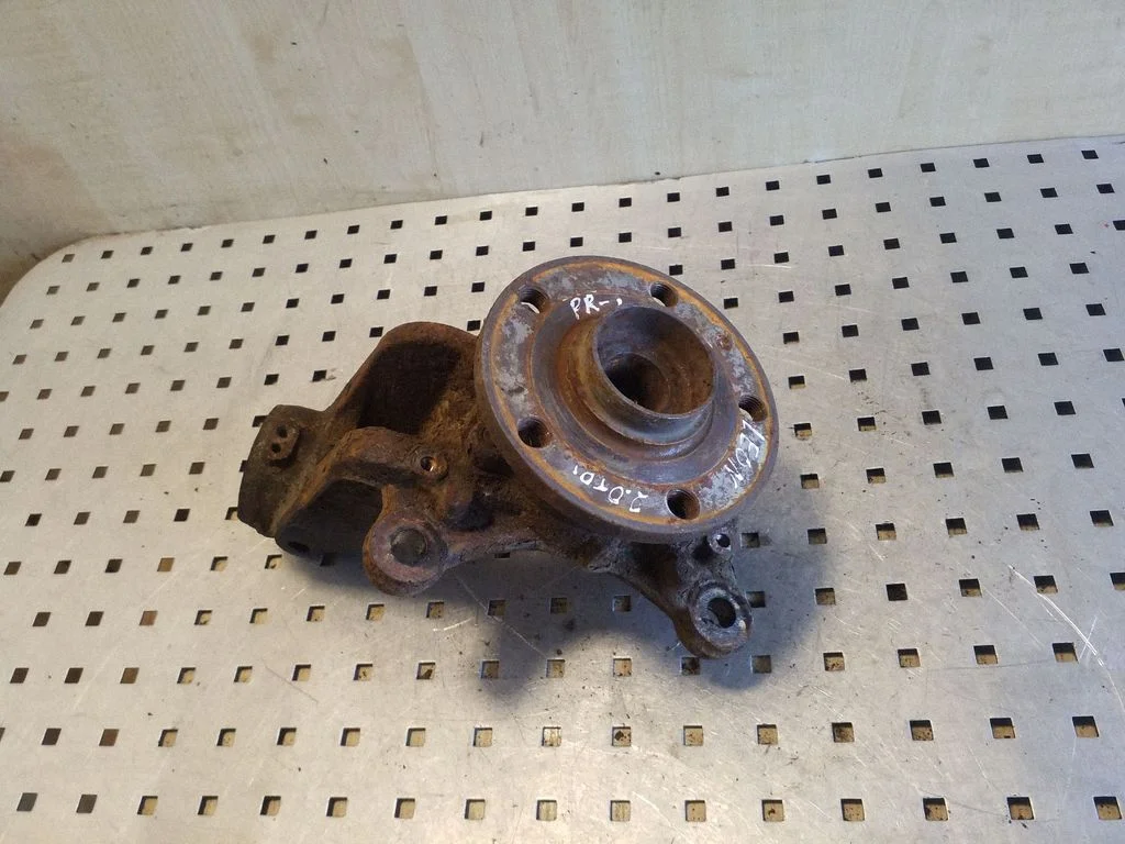 Front wheel hub – left