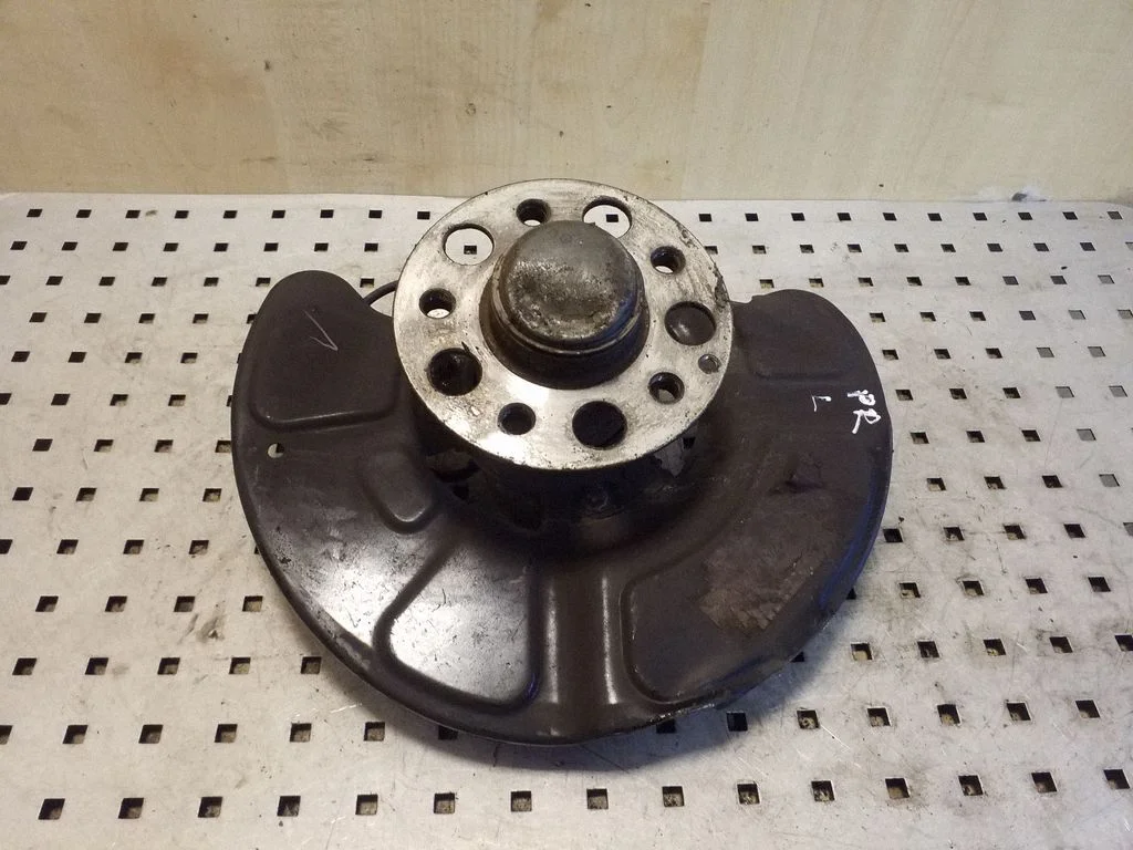 Front wheel hub – left
