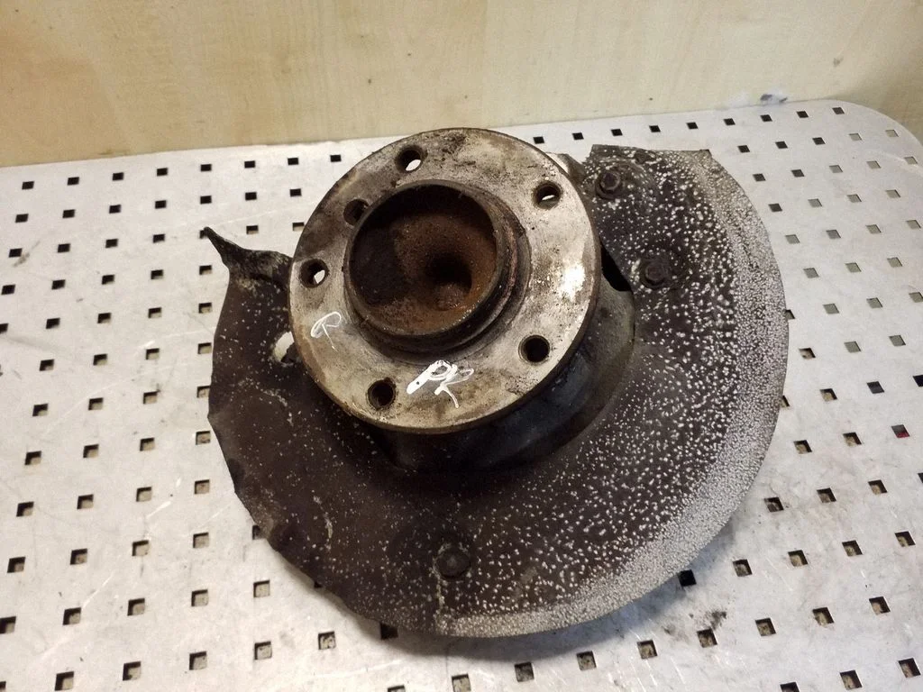 Front wheel hub – right