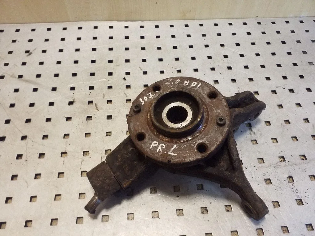 Front wheel hub – left