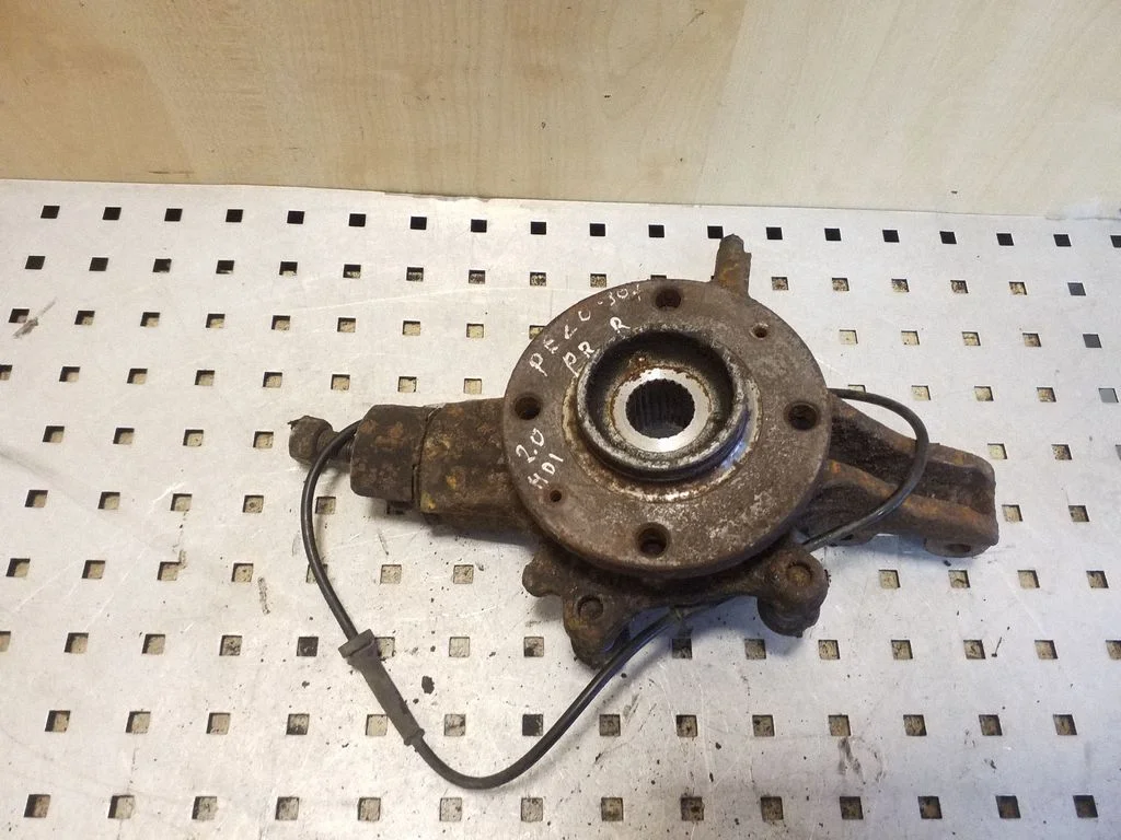 Front wheel hub – right