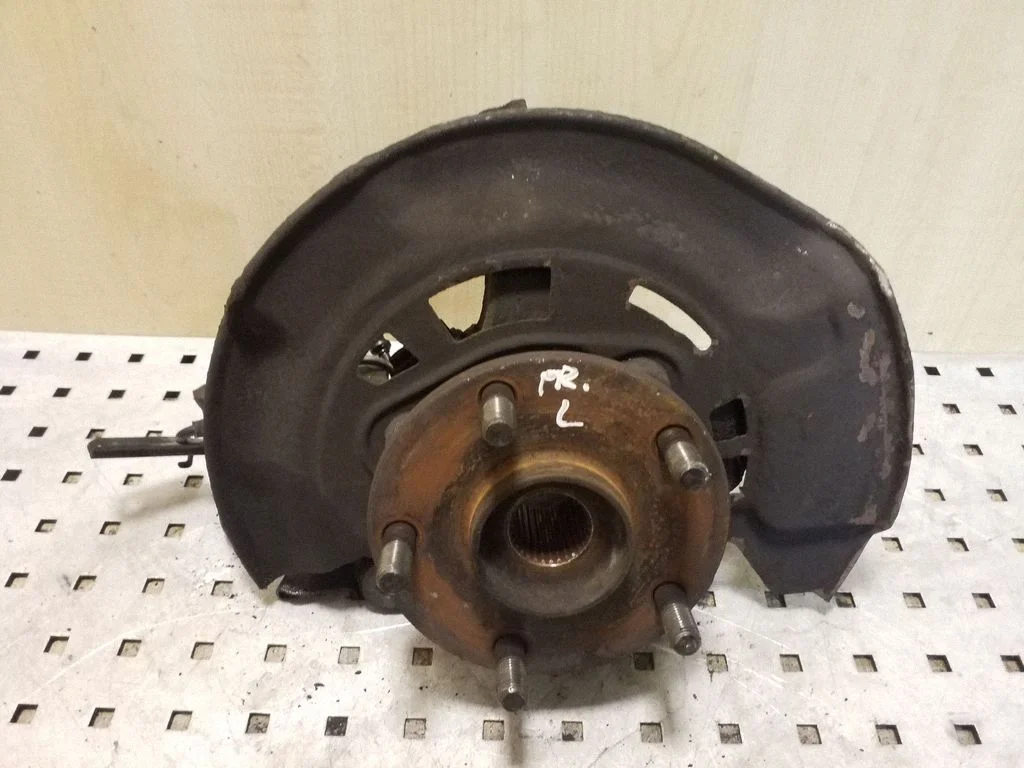 Front wheel hub – left