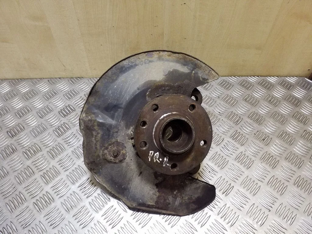Front wheel hub – front right