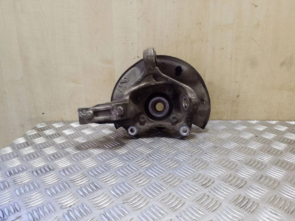 Front wheel hub – right