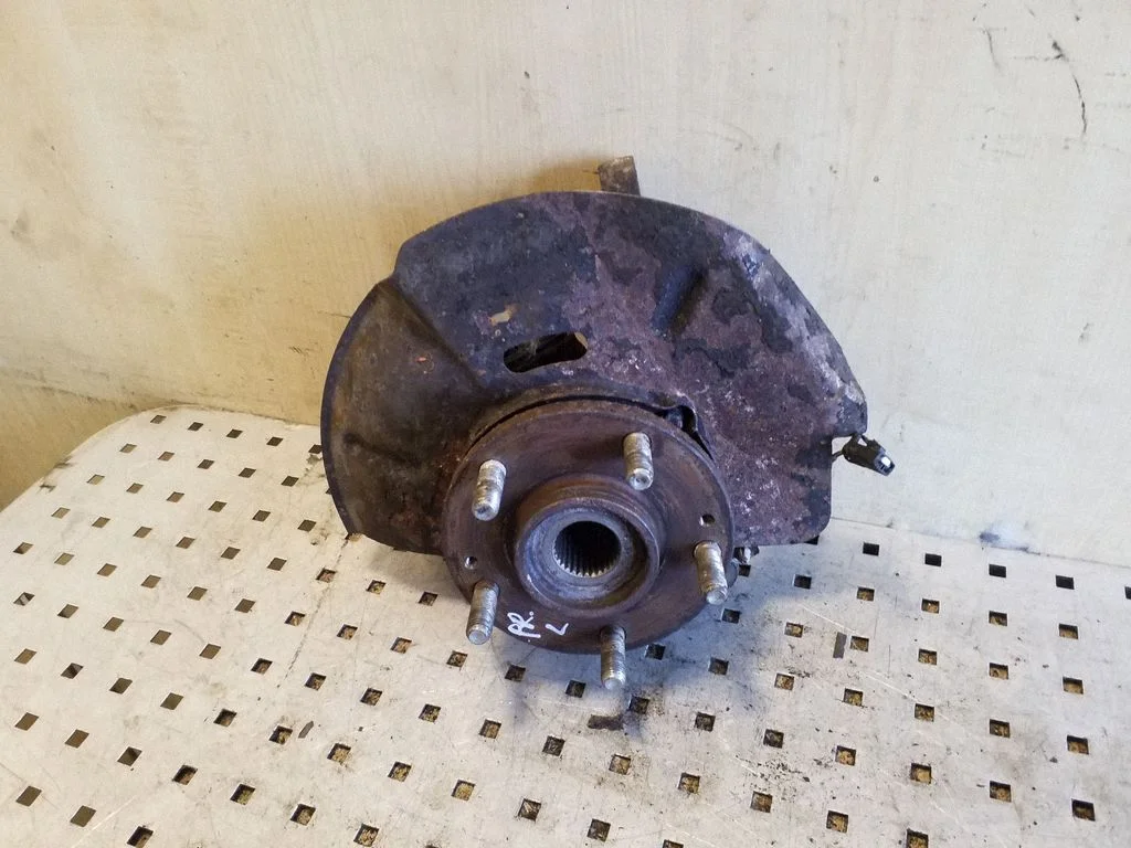Front wheel hub – left