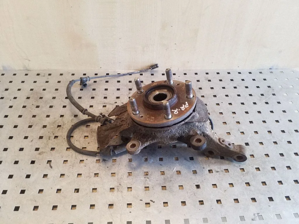 Front wheel hub – right