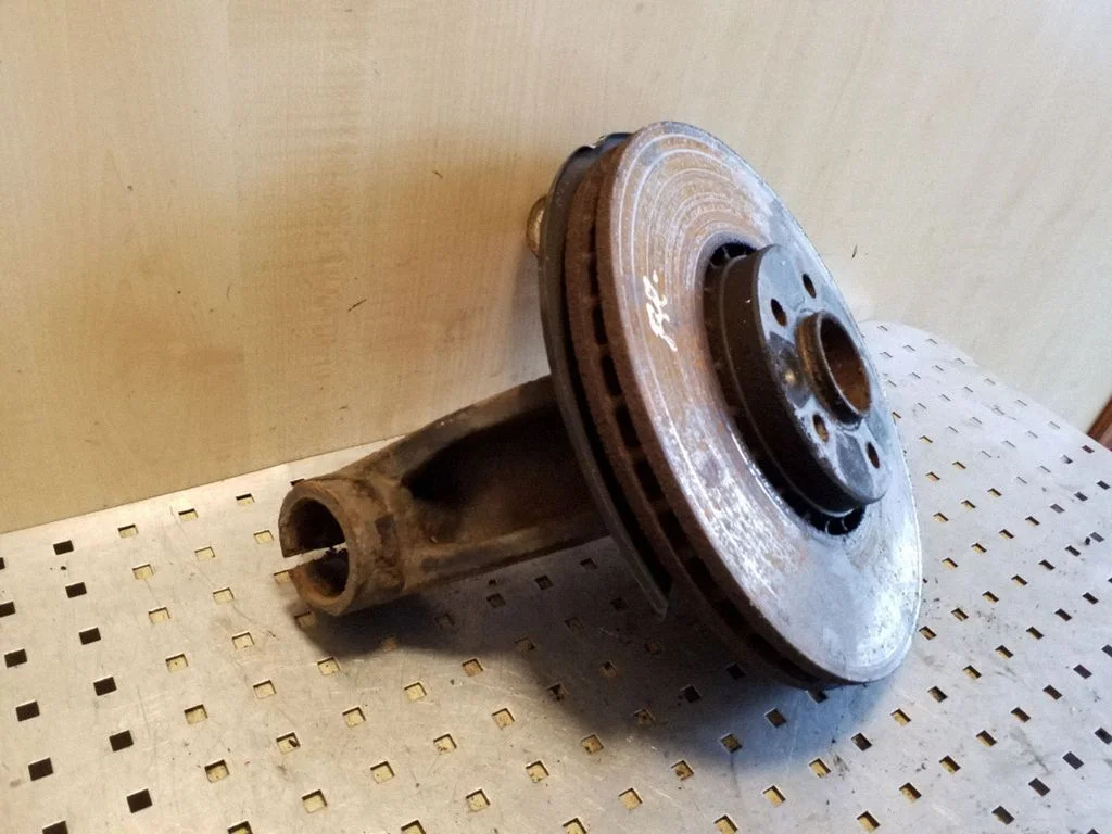 Front wheel hub – left