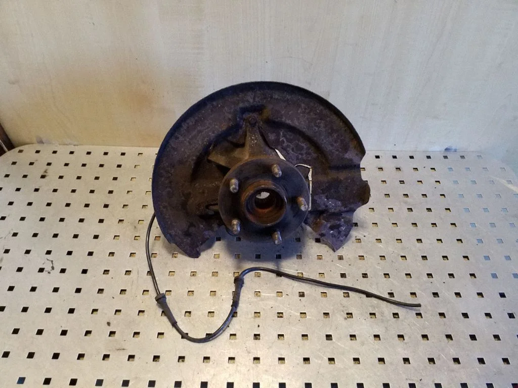 Front wheel hub – left