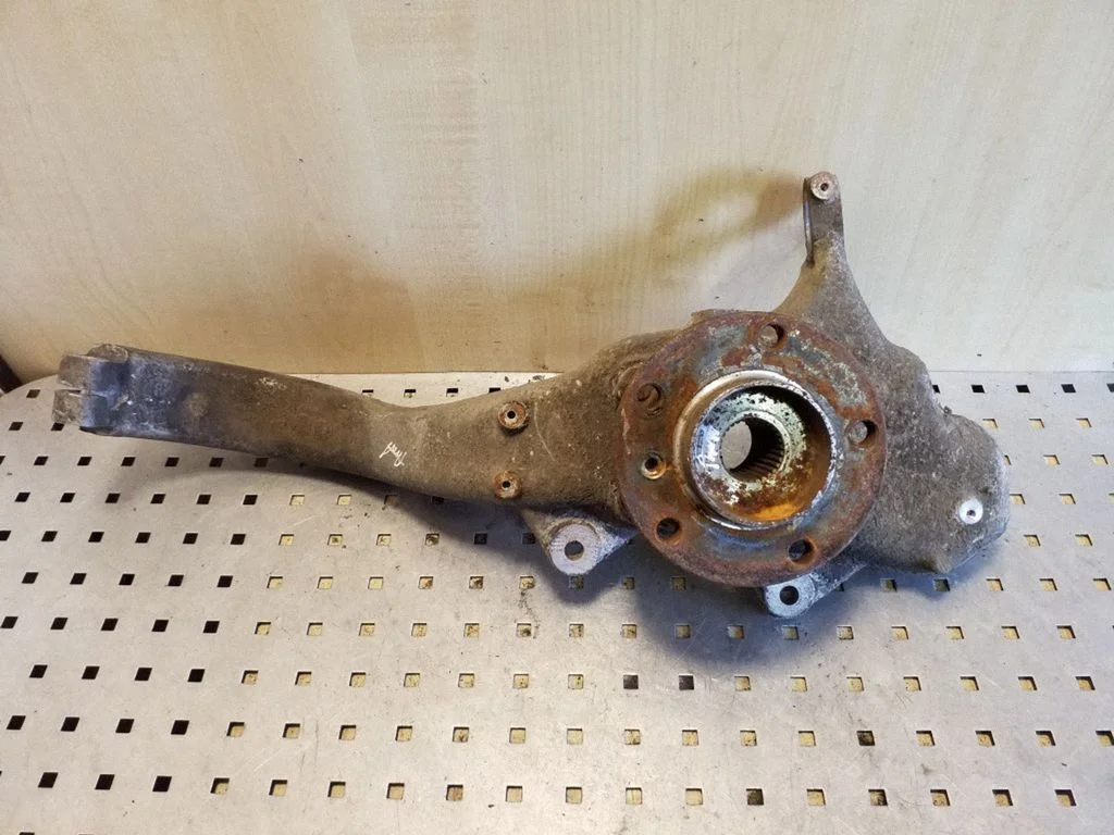 Front wheel hub – right