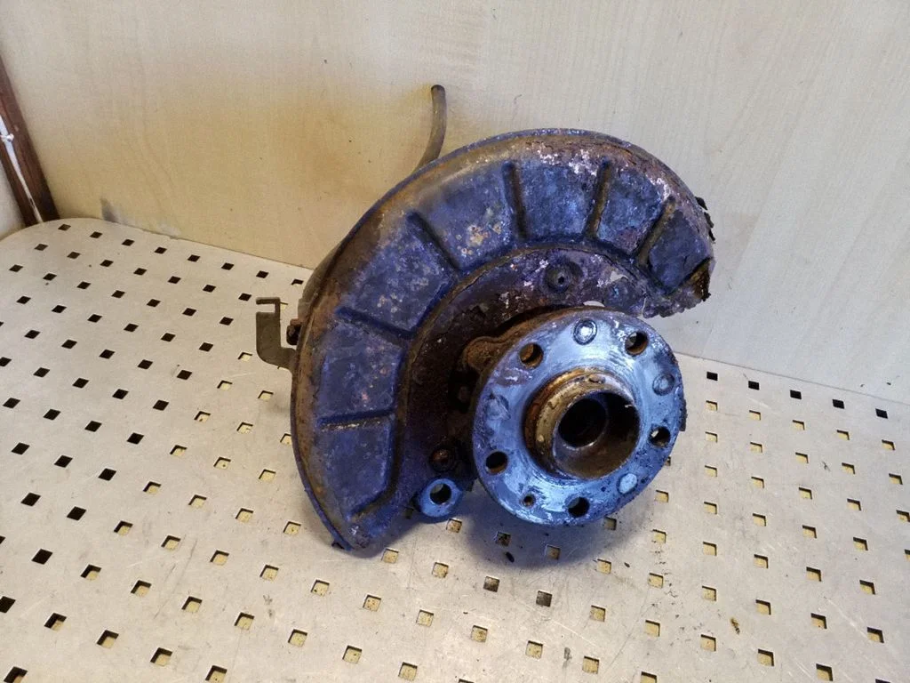 Front wheel hub – left
