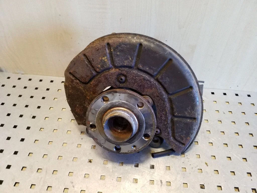 Front wheel hub – right
