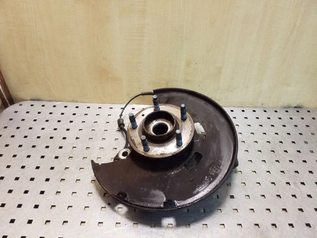 Front wheel hub – left