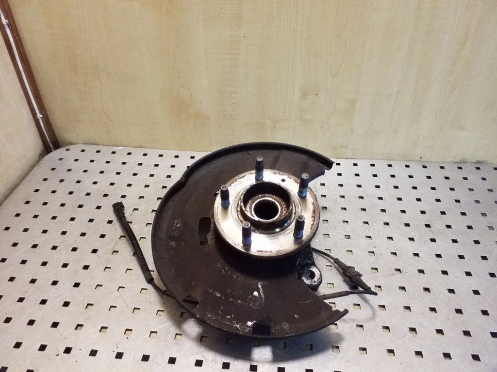 Front wheel hub – right