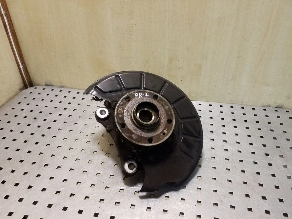 Front wheel hub – left