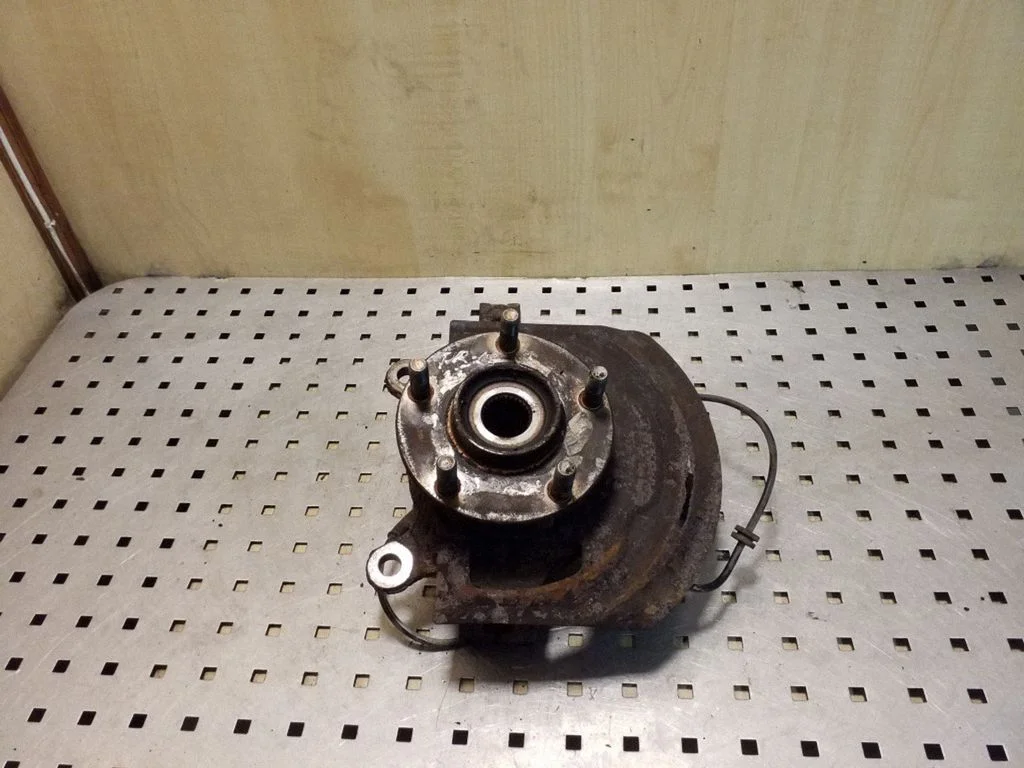 Front wheel hub – left