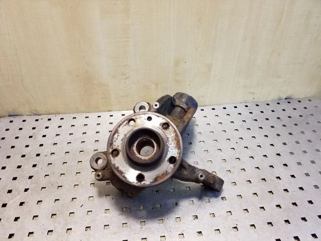 Front wheel hub – left
