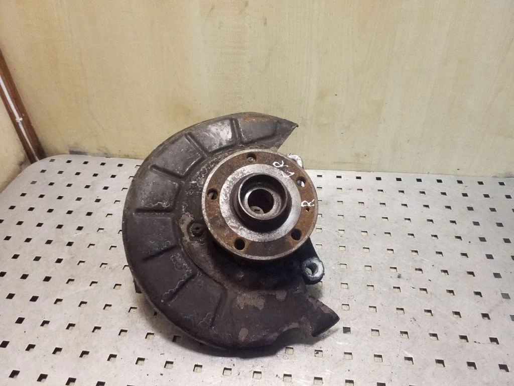 Front wheel hub – right