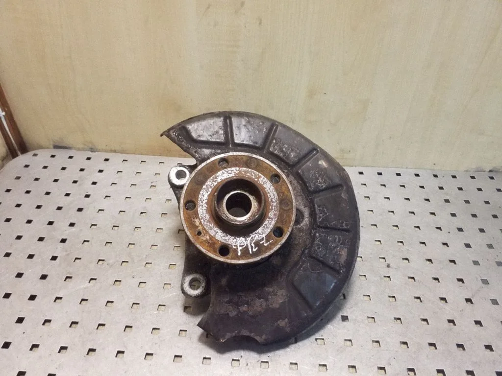 Front wheel hub – left