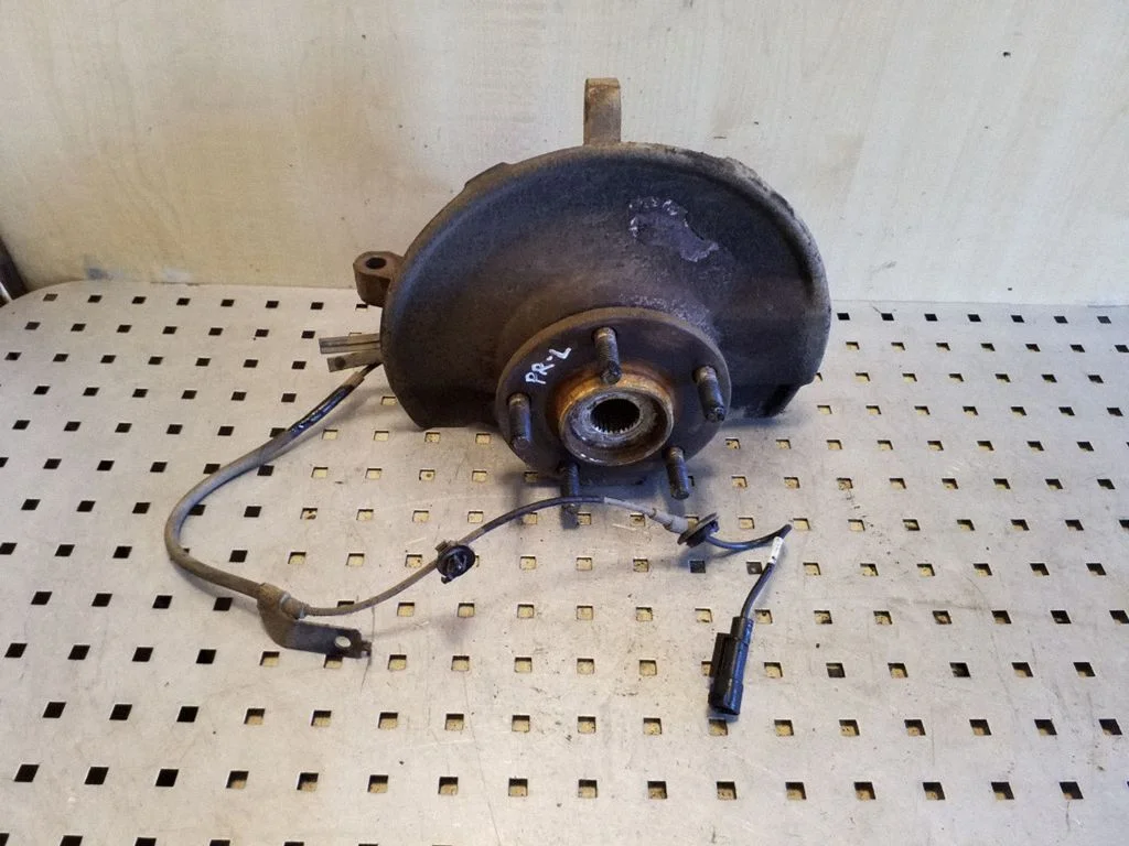 Front wheel hub – left