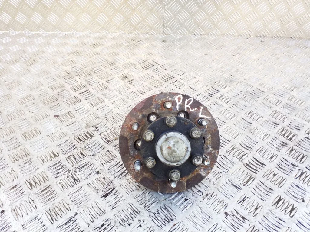 Front wheel hub – left
