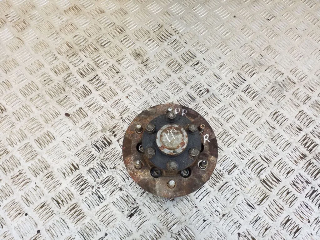 Front wheel hub – right
