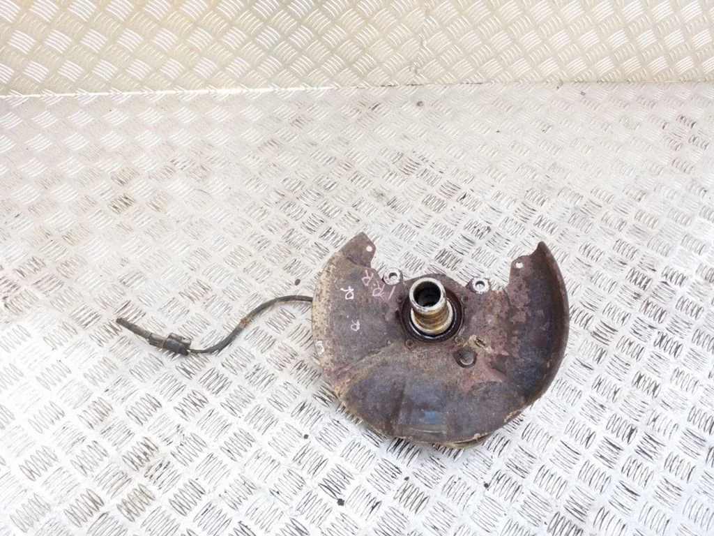Front wheel hub – right