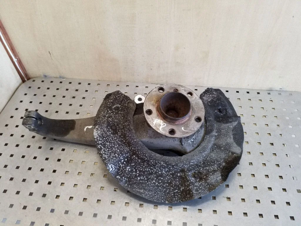 Front wheel hub – left