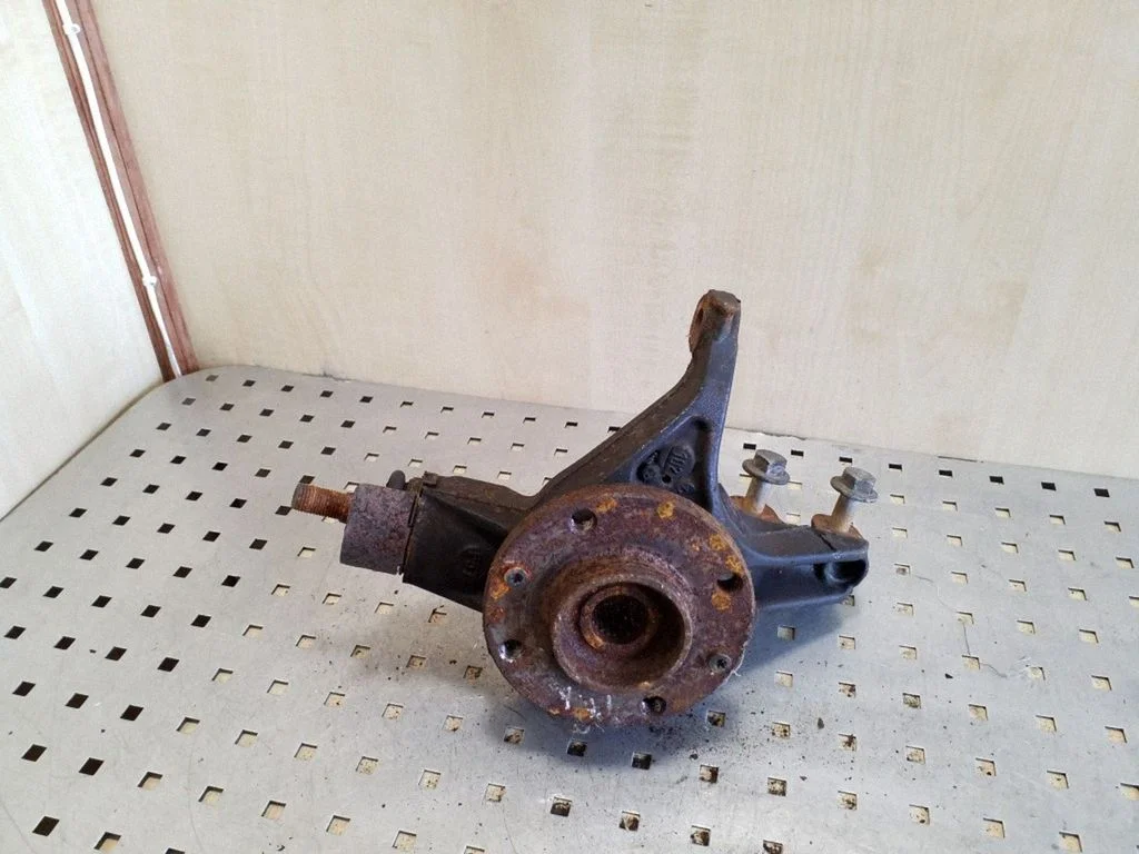 Front wheel hub – right