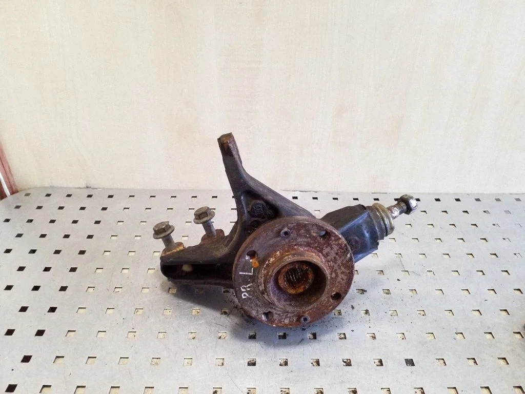 Front wheel hub – left